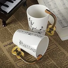 Zwei Kaffeetassen auf einem Tisch